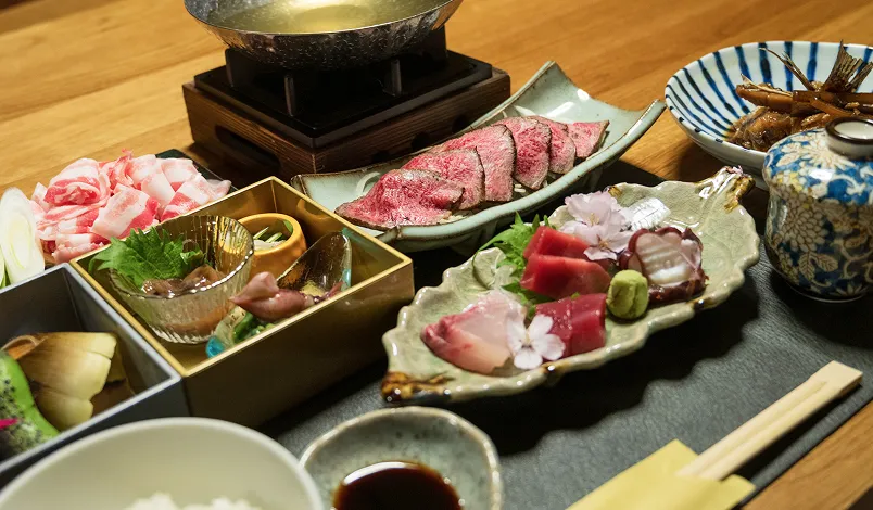 旬の食材を盛り込んだ夕食の膳