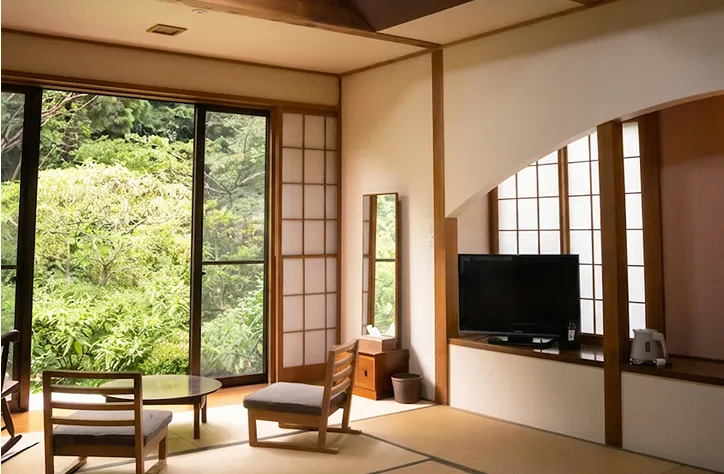 三方に窓のある1階のお部屋