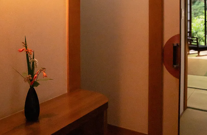 1階のお部屋から望む山あいの景色
