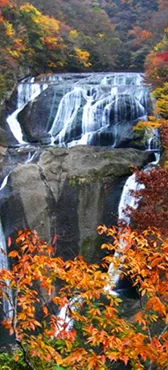 紅葉に彩られた袋田の滝