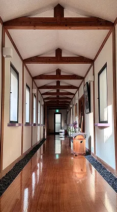 木の温もりを感じる廊下