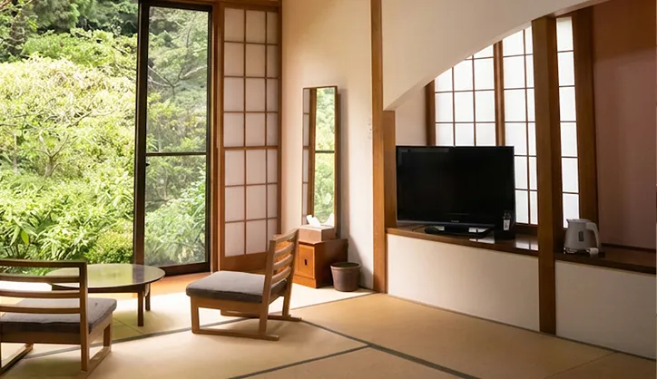 緑を望む和室の客室